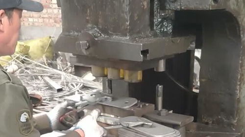 工廠老大爺用機(jī)器加工鐵片,壓出來(lái)的形狀,竟然是這樣的